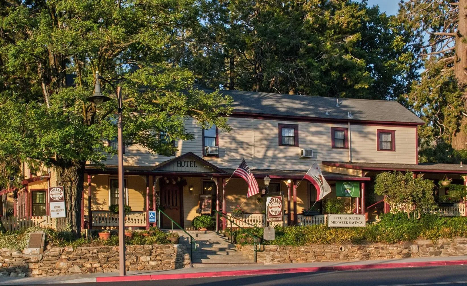 Julian Gold Rush Hotel; Source: Expedia (Best Hotels for Stargazing San Diego)