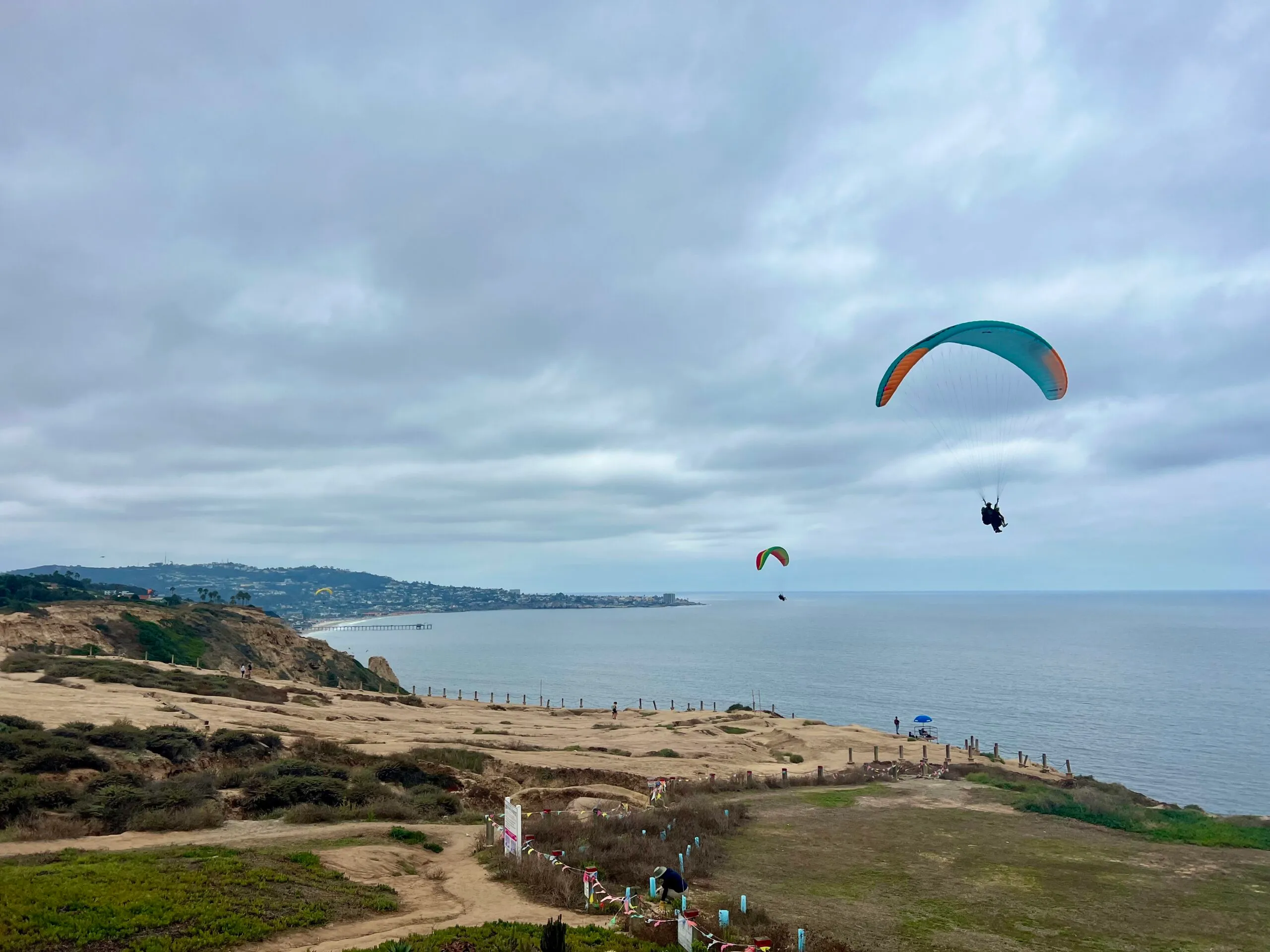 Gliders at Torrey Pines Gliderport - how to get to Black's Beach